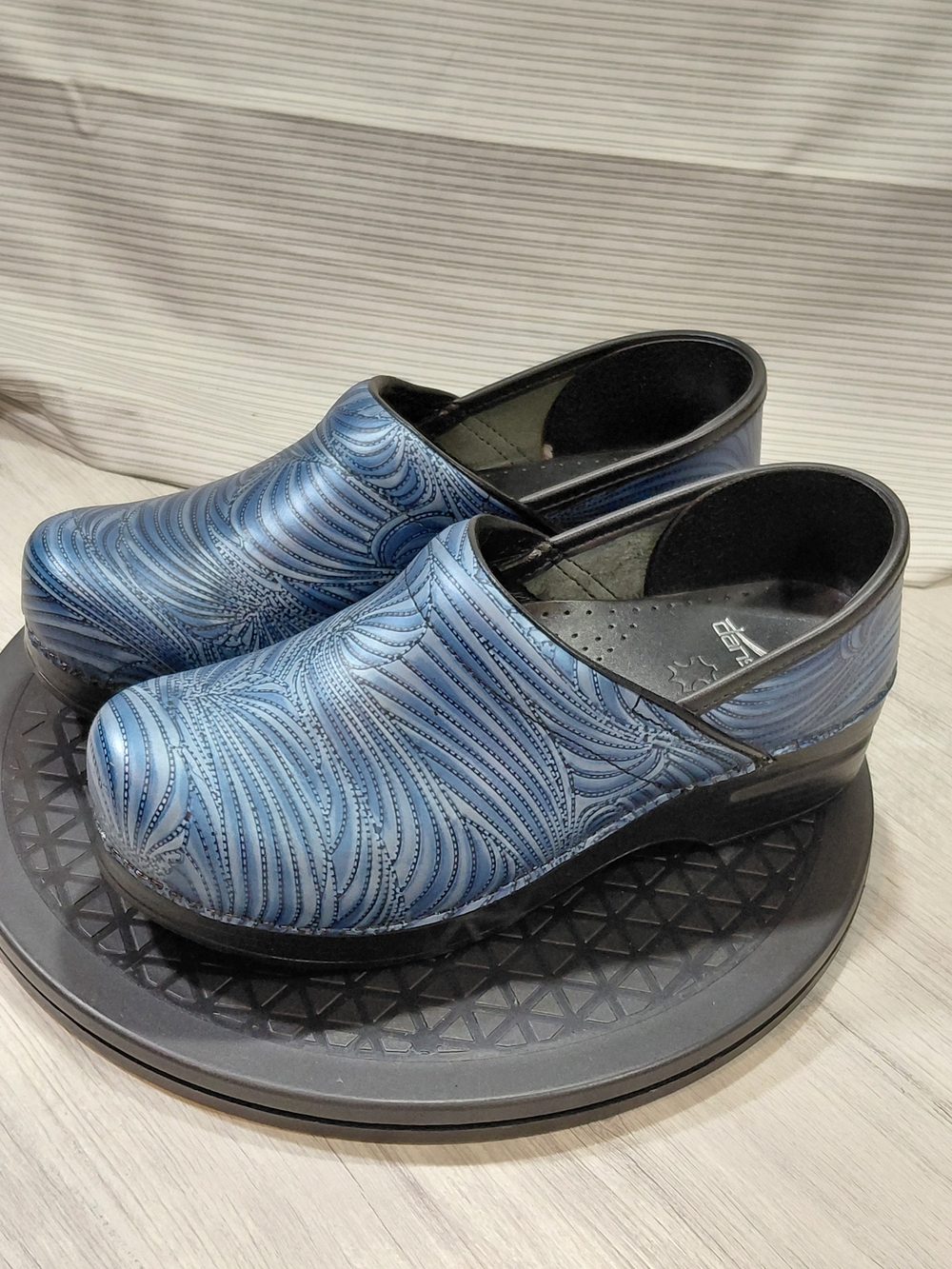 Dansko Womens Professional Clogs Blue Groove Patterned Leather Upper SIZE EU39